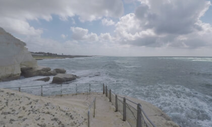 360 VR Tourists looking at sea from Rosh HaNikra cliff