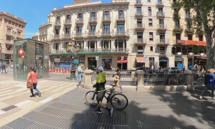 Walking Tours - La Rambla a pt2 VR Video Walking Tours - La Rambla a pt2 VR