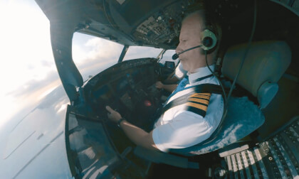 Boeing 737 Approach and Landinch 360 Cockpit View VR Video Boeing 737 Approach and Landinch 360 Cockpit View VR