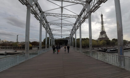 360 VR View to Paris from Passerelle Debilly, people walking across the bridge