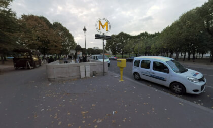 360 VR City street with subway entrance, people and car traffic, Paris