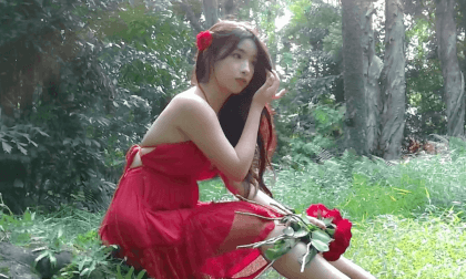 A girl in the woods VR Video A girl in the woods VR
