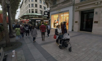 360 VR Lively street in Paris. Lots of people walking on Av. des Champs-Elysees