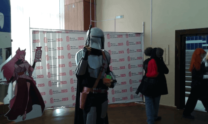 2023.11.04 1340 - "Parade of Illusions" - cosplayers in hall [EGO 3D FSBS]