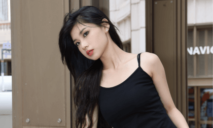 Go to the scenic spot shooting with the model Go to the scenic spot shooting with the model