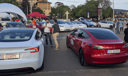 Over 100 Teslas put up a light show in sync VR Video Over 100 Teslas put up a light show in sync VR
