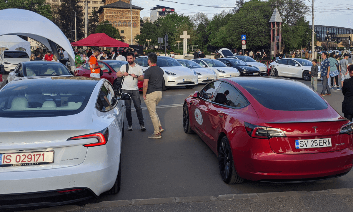 Over 100 Teslas put up a light show in sync