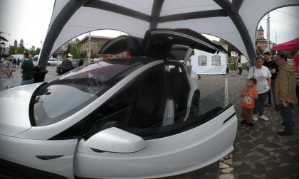 Tesla Model X dances VR Video Tesla Model X dances VR