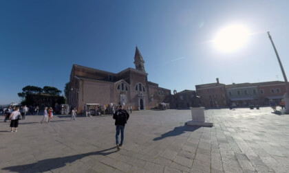360 VR People on Baldassare Galuppi Square with San Martino church in Burano VR Video 360 VR People on Baldassare Galuppi Square with San Martino church in Burano VR