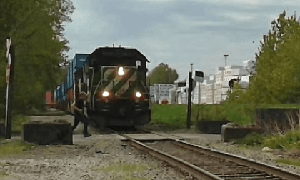 3D Stupid Things People Do In Front Of Rolling Train 3D Stupid Things People Do In Front Of Rolling Train