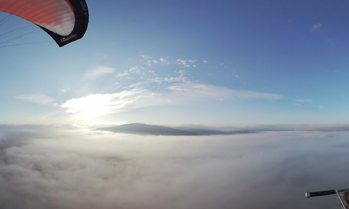 Paramotor en Pinoso, Alicante, sobre nubes.