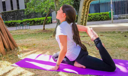 Yoga with beautiful girl in amazing park in virtual reality video Yoga with beautiful girl in amazing park in virtual reality video