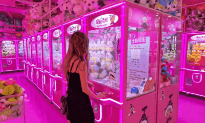 Pink clapper machine store in Chengdu, China | 成都粉色抓娃娃机店 Pink clapper machine store in Chengdu, China | 成都粉色抓娃娃机店