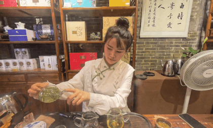 在成都看美女泡茶 | Watching a beautiful woman make tea in Chengdu VR Video 在成都看美女泡茶 | Watching a beautiful woman make tea in Chengdu VR