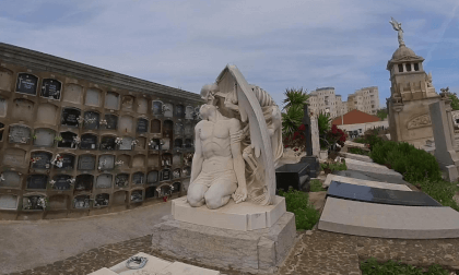 Famous sculpture - Kiss of death - Poblenou Cemetery in Barcelona VR Video Famous sculpture - Kiss of death - Poblenou Cemetery in Barcelona VR