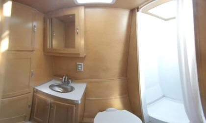 Tour of camper VID_20240518_100803_00_047 VR Video Tour of camper VID_20240518_100803_00_047 VR