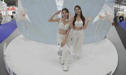 Two model say hello to U VR Video Two model say hello to U VR