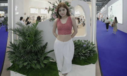 A pretty girl with big eyes VR Video A pretty girl with big eyes VR