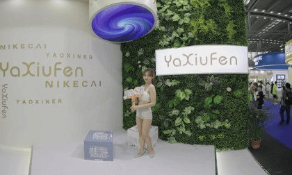 A petite model VR Video A petite model VR