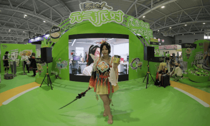 The cosplayer holding a 🗡 VR Video The cosplayer holding a 🗡 VR