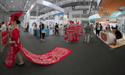 Qingyang Paper-cutting Art, models wearing paper cutting costumes Qingyang Paper-cutting Art, models wearing paper cutting costumes