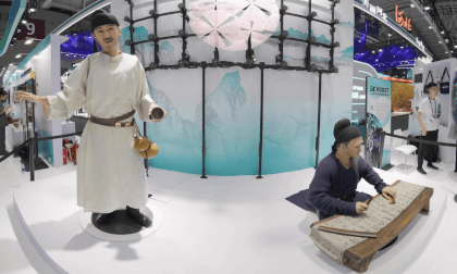 Lifelike humanoid robots Li Bai and Du Fu Lifelike humanoid robots Li Bai and Du Fu