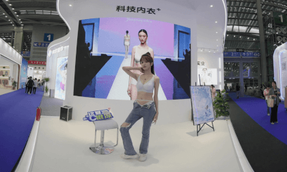 The model at the booth of HONGJUN at SUIF2024 The model at the booth of HONGJUN at SUIF2024