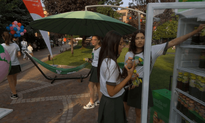 [CALF][not on facebook] The girls are giving away free tea drinks