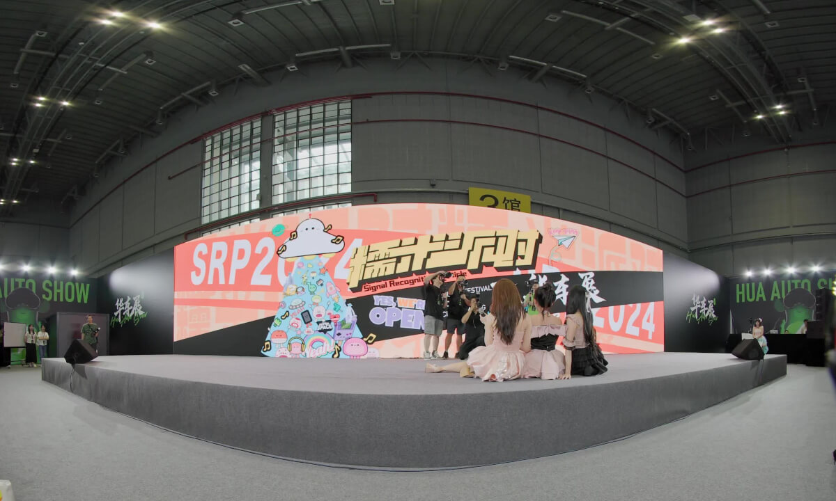 Take a group photo with FIVEver