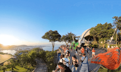 Sugar Loaf Rio de Janeiro  Full sunset, helicopter moves and tourist crowd music VR Video Sugar Loaf Rio de Janeiro  Full sunset, helicopter moves and tourist crowd music VR