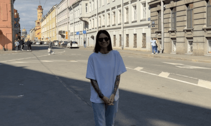 Model posing on street 3D_FSBS VR Video Model posing on street 3D_FSBS VR