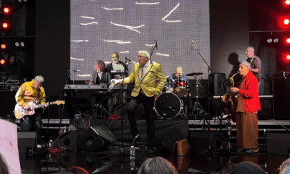 Music concert under rain in 3D_FSBS VR Video Music concert under rain in 3D_FSBS VR