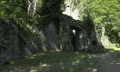 Walk around castle ruin Rodenstein (360 3D) VR Video Walk around castle ruin Rodenstein (360 3D) VR