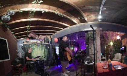 Rex Rubenzer at Kate's Place West Bend WI VR 3D 180 MVI_1176.MP4.vr.MP4 VR Video Rex Rubenzer at Kate's Place West Bend WI VR 3D 180 MVI_1176.MP4.vr.MP4 VR