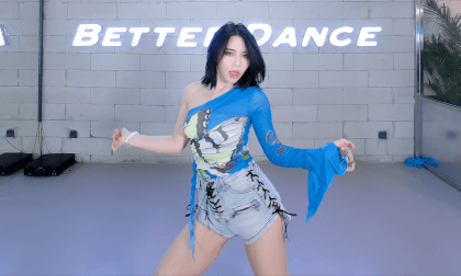 Hot girl dancing in dance studio VR Video Hot girl dancing in dance studio VR