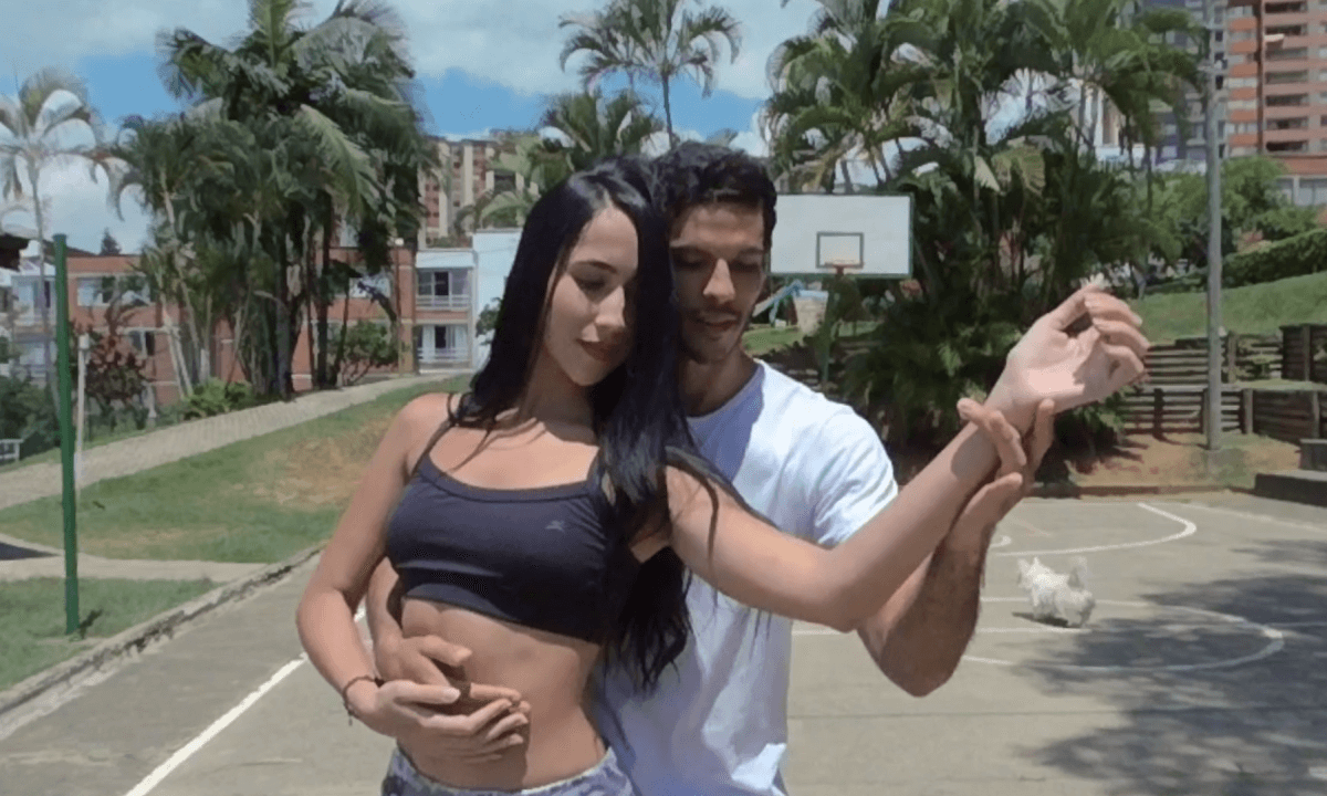 Salsa in Virtual Reality: Dance with a Stunning Partner!