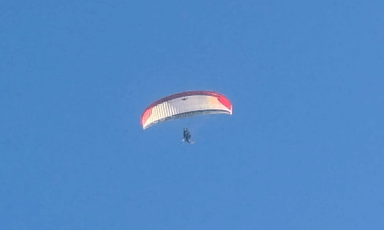 Vuelo en paramotor sobre nubes en el Valle del Carche, Pinoso, Torre del Rico, Alicante, Murcia. Vuelo en paramotor sobre nubes en el Valle del Carche, Pinoso, Torre del Rico, Alicante, Murcia.