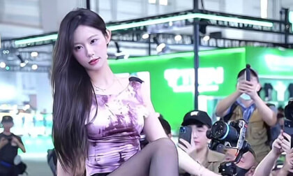 Dongguan AIT Auto Show models climb into the car to perform Dongguan AIT Auto Show models climb into the car to perform