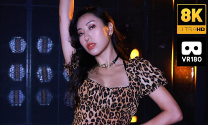 Wearing a leopard print skirt and dancing passionately VR Video Wearing a leopard print skirt and dancing passionately VR