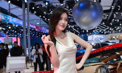 Beautiful models at auto show VR Video Beautiful models at auto show VR