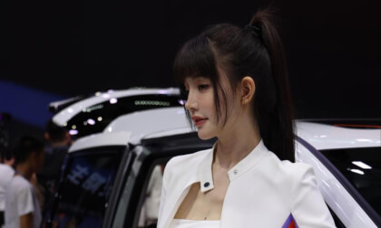 Take you to the car show site VR Video Take you to the car show site VR