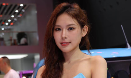 Cute model at car show VR Video Cute model at car show VR