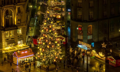 Walk through the Christmas market in the watchmaking town of Biel in Switzerland in 8k - Low light Test with Insta360 One X4 Walk through the Christmas market in the watchmaking town of Biel in Switzerland in 8k - Low light Test with Insta360 One X4
