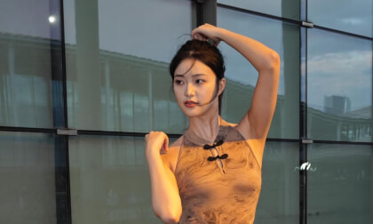 车模们下班后被拉去拍照 VR Video 车模们下班后被拉去拍照 VR