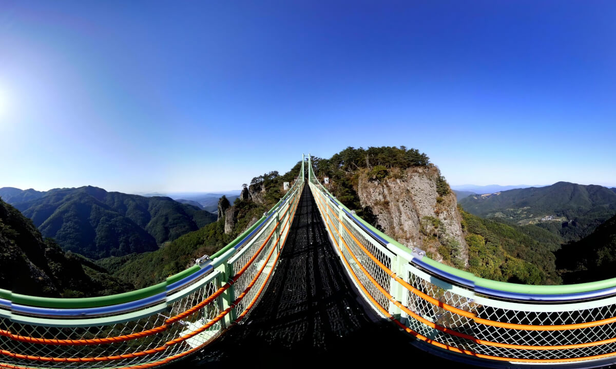 On suspension bridge(or "Cloud Bridge") in Mt. Chung-ryang provincial park VR Video On suspension bridge(or "Cloud Bridge") in Mt. Chung-ryang provincial park VR