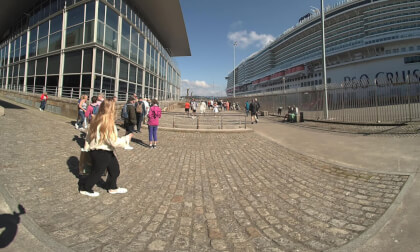 Cruceristas embarcando. A Coruña (VR180 3D) VR Video Cruceristas embarcando. A Coruña (VR180 3D) VR