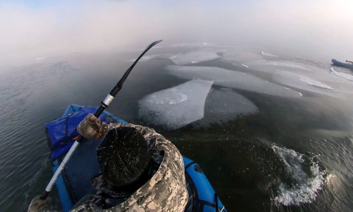 Russia-Rafting on the Ob River in winter