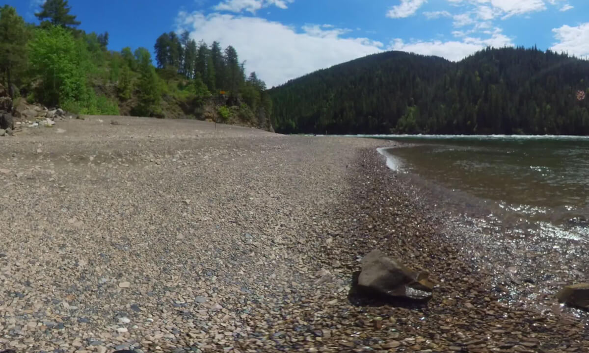 Waves Crashing on a Gravel River Beach (5.7K, 360)