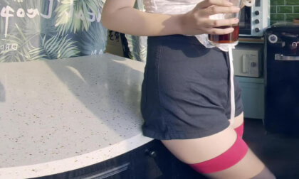 她不做饭,只喝快乐水She doesn't cook, she only drinks happy water VR Video 她不做饭,只喝快乐水She doesn't cook, she only drinks happy water VR