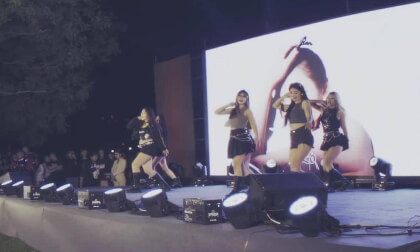 女大学生齐舞表演Female college students dance performance VR Video 女大学生齐舞表演Female college students dance performance VR